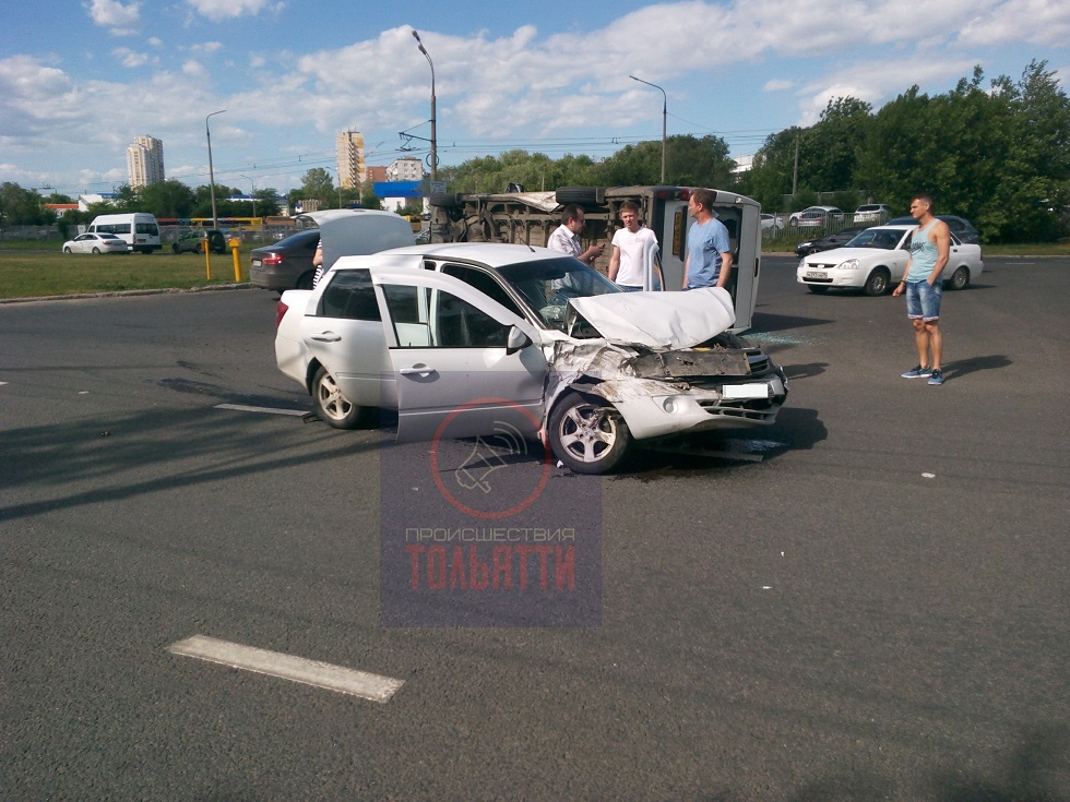 Пострадала пассажирка: Подробности ДТП с перевернувшейся маршруткой в Тольятти