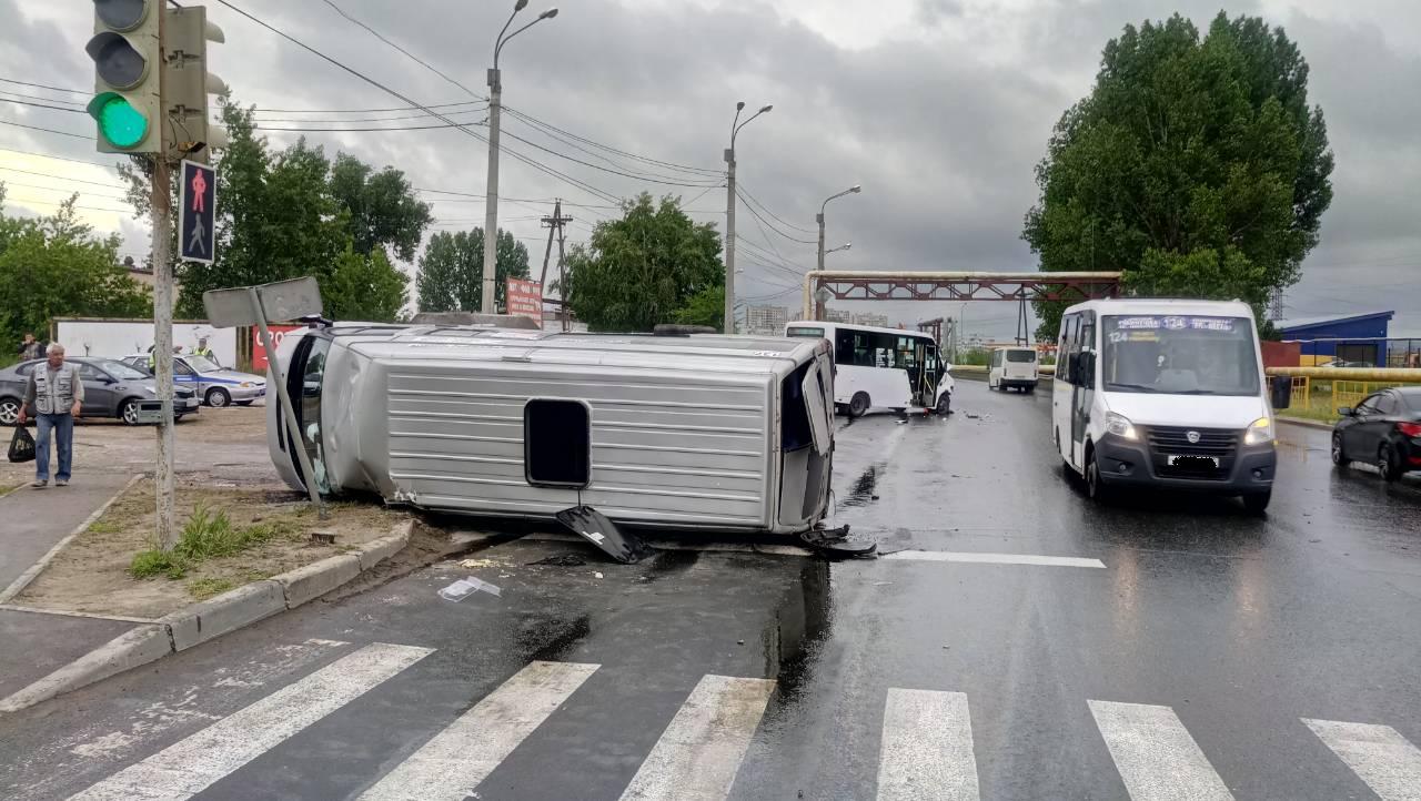 Семь человек пострадали в аварии двух маршруток в Тольятти
