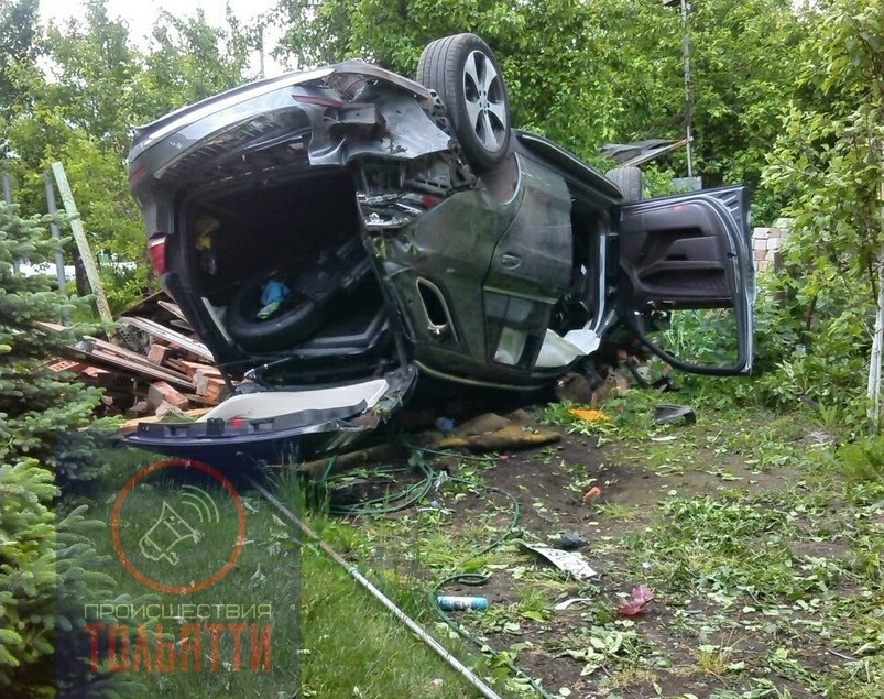 Под Тольятти автомобиль сбил забор и перевернулся на дачном участке