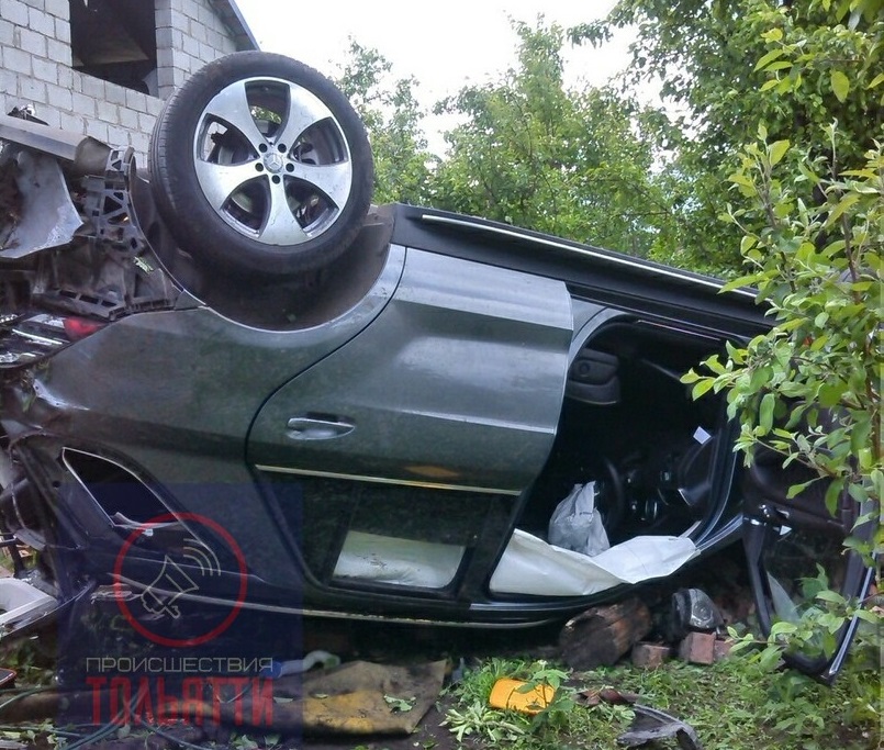 Под Тольятти автомобиль сбил забор и перевернулся на дачном участке