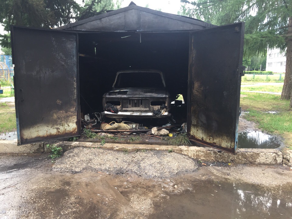 В Тольятти во дворе дома полностью выгорел гараж с «Запорожцем» внутри