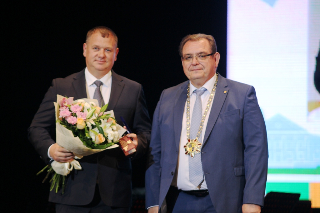 Сергей Анташев вручил тольяттинцам награды за выдающуюся деятельность