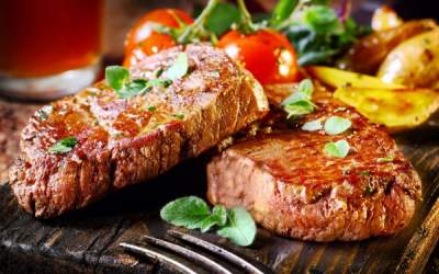 Диетологи выяснили, чем заменить красное мясо, чтобы стать долгожителем