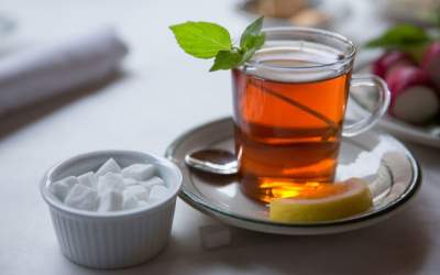 Медики объяснили, почему вредно пить чай с сахаром