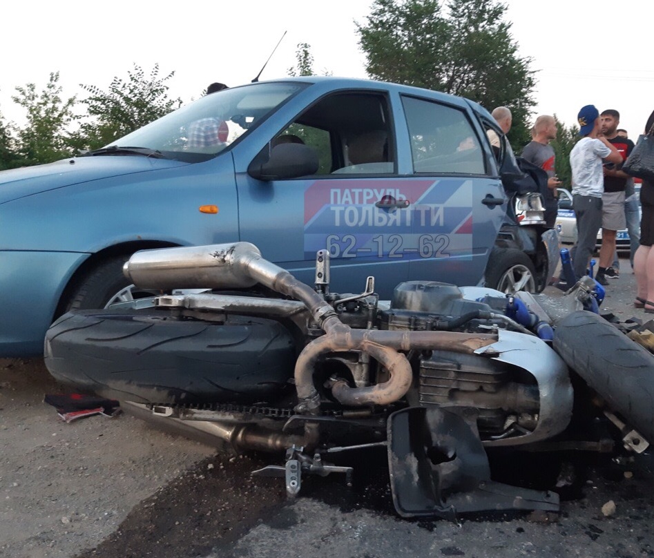 Два человека попали в больницу после аварии мотоцикла и «Лады» в Тольятти