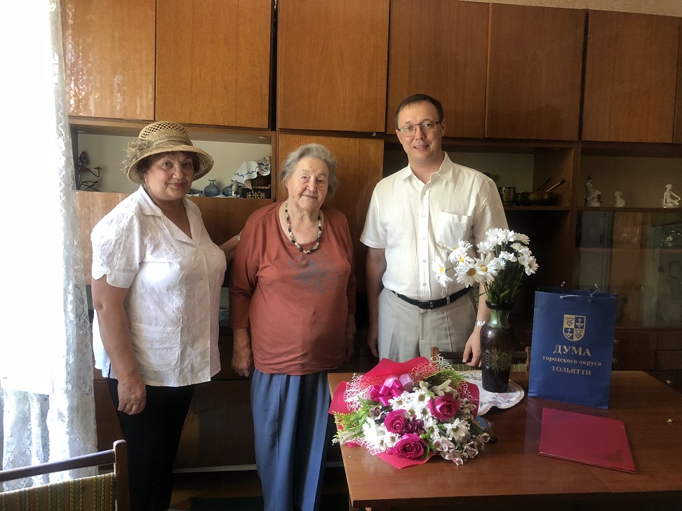 Председатель городской Думы поздравил с юбилеем 90-летнюю жительницу Тольятти