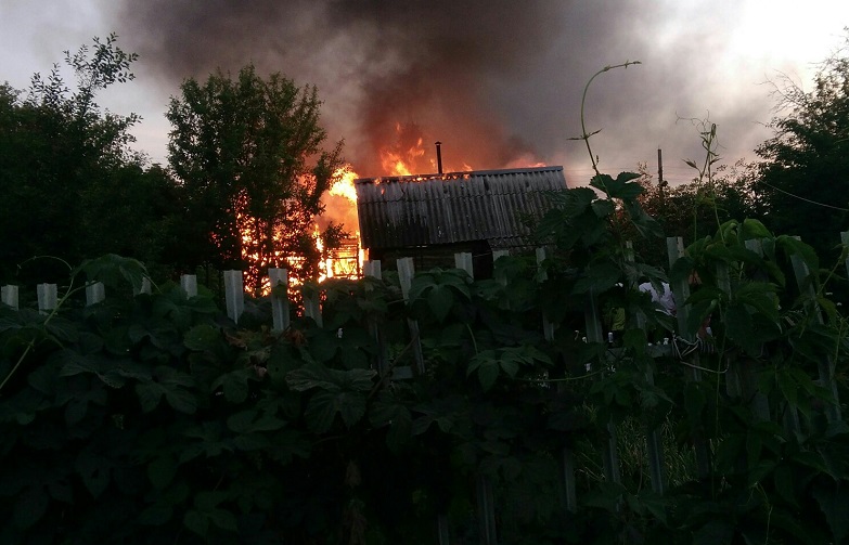 В селе под Тольятти соседи тушили горящую баню