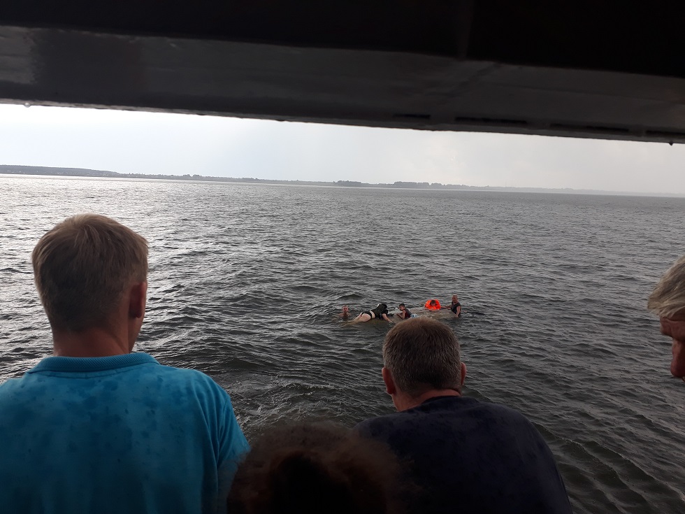 На Волге под Тольятти спасали семью, перевернувшуюся на лодке