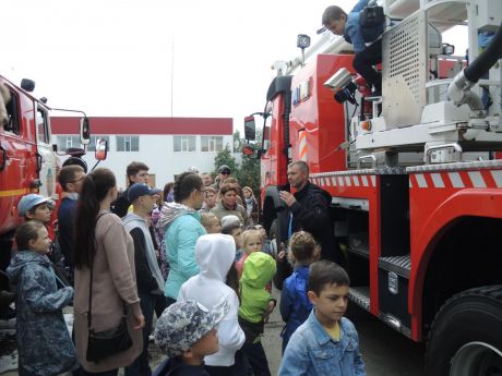 Юнипрошка рассказал сургутским детям о правилах пожарной безопасности
