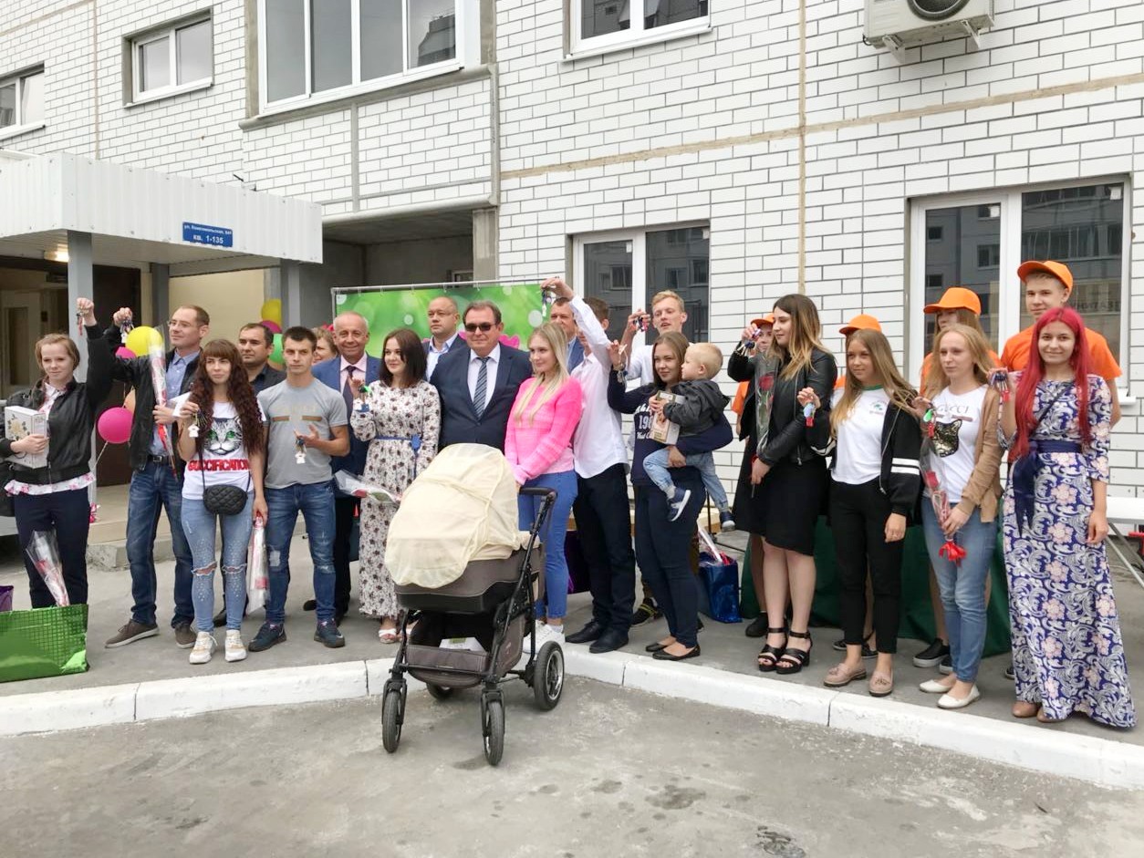 В Тольятти детям-сиротам вручили ключи от квартир