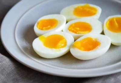 Диетологи рассказали, кому полезно употреблять куриные яйца