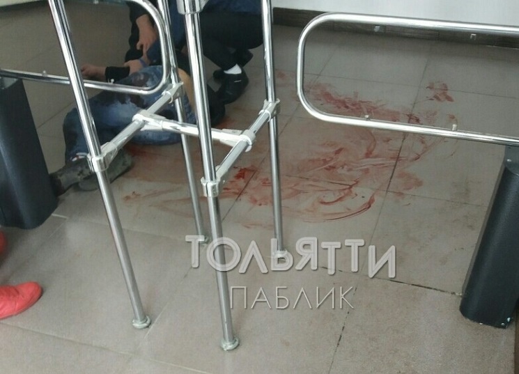 Залил пол кровью: В Тольятти неизвестный пытался пройти в здание колледжа