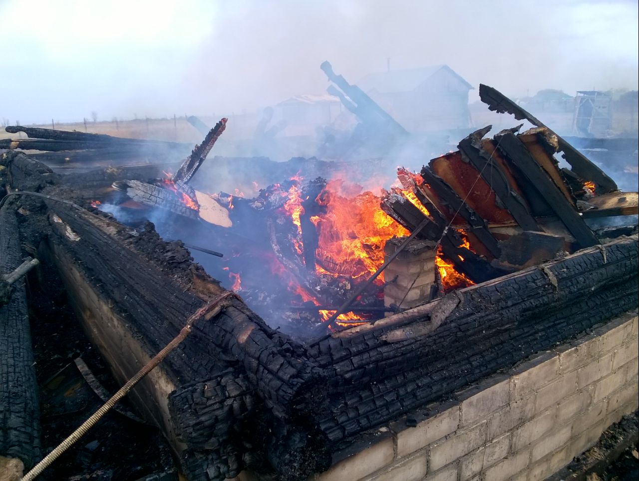 Тольяттинская семья с 4 детьми осталась без дома из-за пожара. Горожане собирают одежду и средства
