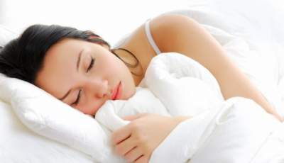 Медики рассказали, полезно ли спать без подушки