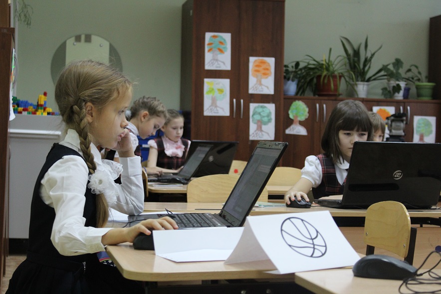 Тольяттинским родителям представили урок по инновационному предмету «Кодвардс»