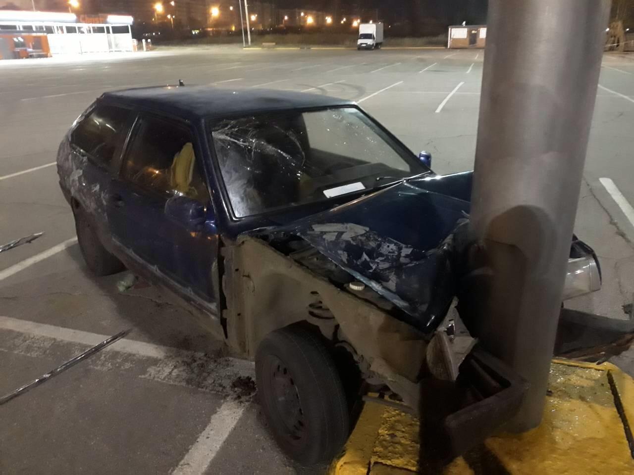 В Тольятти 16-летний водитель и его 17-летняя пассажирка врезались в столб у ТЦ